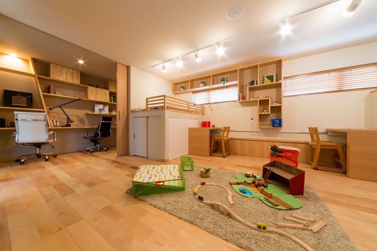 造作デスクと壁面棚のある部屋
